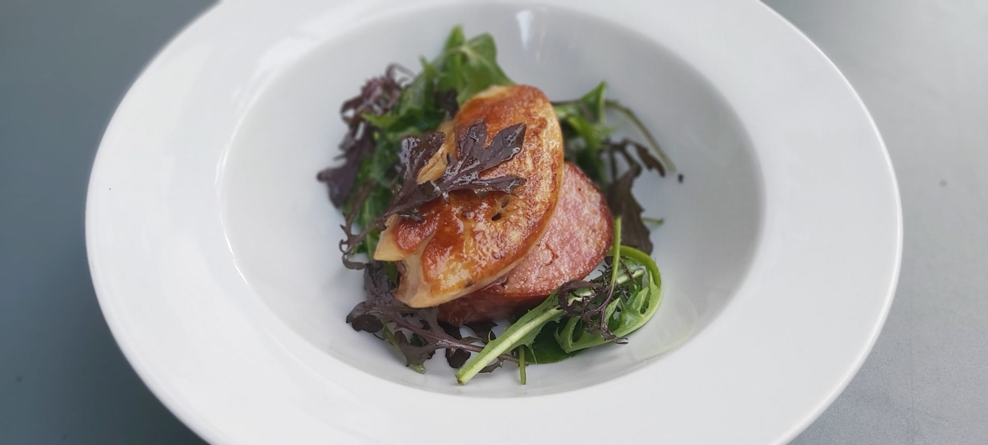 saucisse-de-morteau-et-foie-gras de-canard-rôti-herbes-fraiches